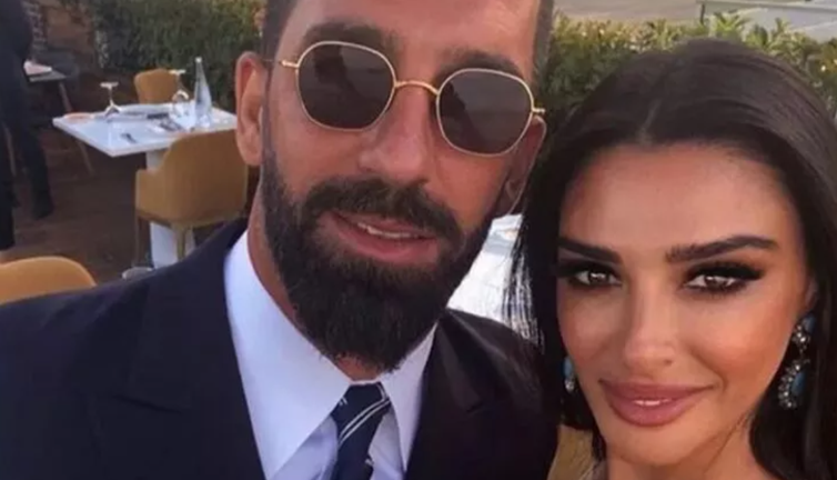 Aslıhan Doğan'ın hırkasının fiyatı dudak uçuklattı. Eşi Arda Turan'ın 42 milyonluk arabası çok konuşulmuştu