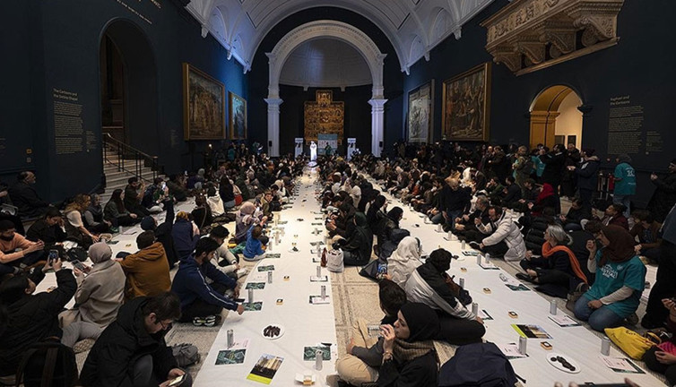 Londra'nın ünlü Victoria ve Albert Müzesi'nde toplu iftar programı düzenlendi