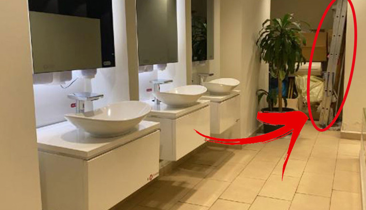 Tek kullanımı 25 TL aylık aboneliği 400 TL olan VIP tuvalette katlanır merdiven ortalıkta duruyor