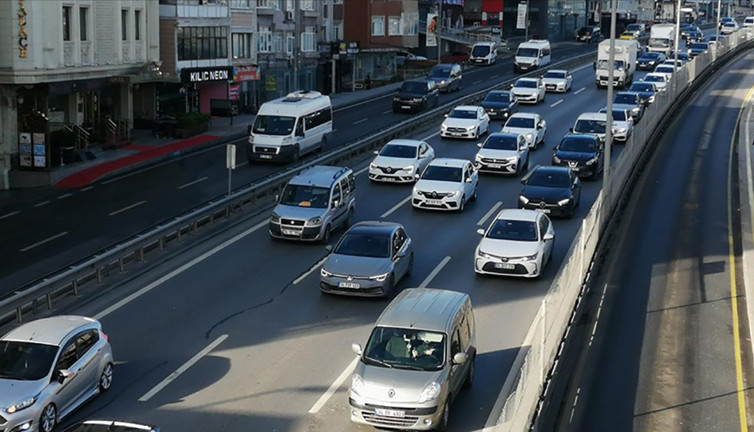 İstanbul'da haftanın ilk günü trafik yoğunluğu yaşanıyor