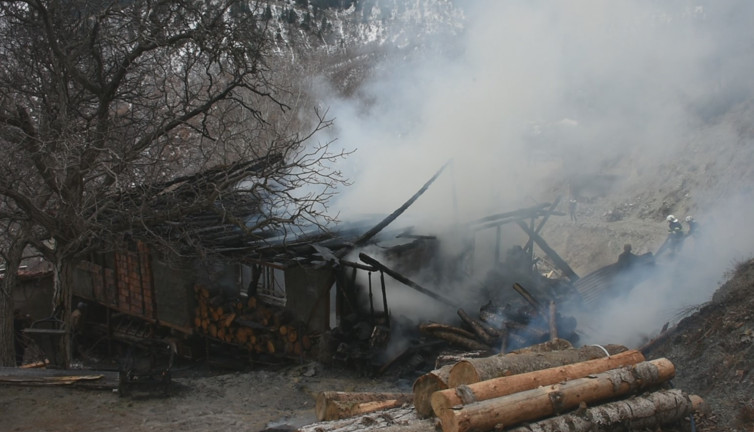 Tosya'da çıkan yangında bir ev kül oldu