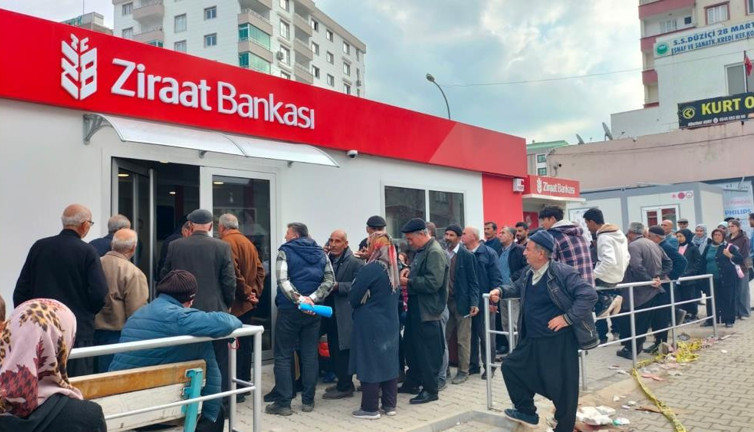Destek ödemeleri banka önlerinde uzun kuyruklar ‘Küçük destekler için uzun bekleyiş’