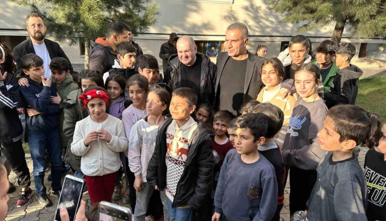 Şafak Sezer ve Berdan Mardini depremzede çocuklarla buluştu