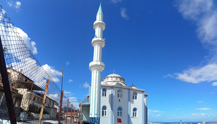 İzmir'de minareye beşik gibi sallandı
