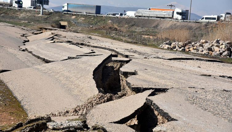 Depremde hasar gören yolları yapan firmalara soruşturma bile açılmadı