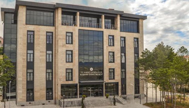 Öğretmenevi müdürünün yasaklı işleri ortaya çıktı. Reddetti ama sosyal medyada yakayı ele verdi