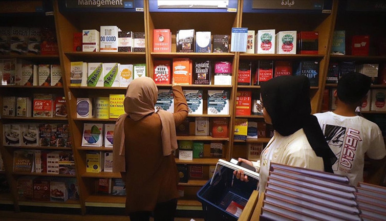 Dünyanın en büyük yüzen kütüphanesi Basra’da