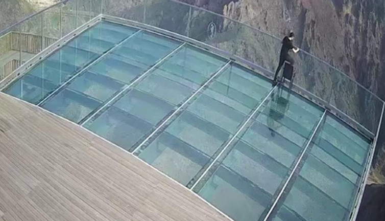 İnanılmaz olay 243 metreden boşluğa atladı. O anlar kameralara yansıdı