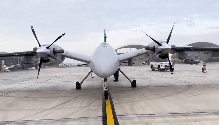 AKINCI İHA-230 füzesi ile 140 kilometreden tam isabet vurdu