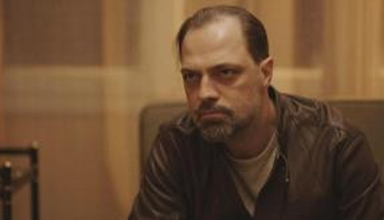 Elinde sigarayla ''Hayırlı Ramazanlar' dedi. Ünlü oyuncu büyük tepki çekti