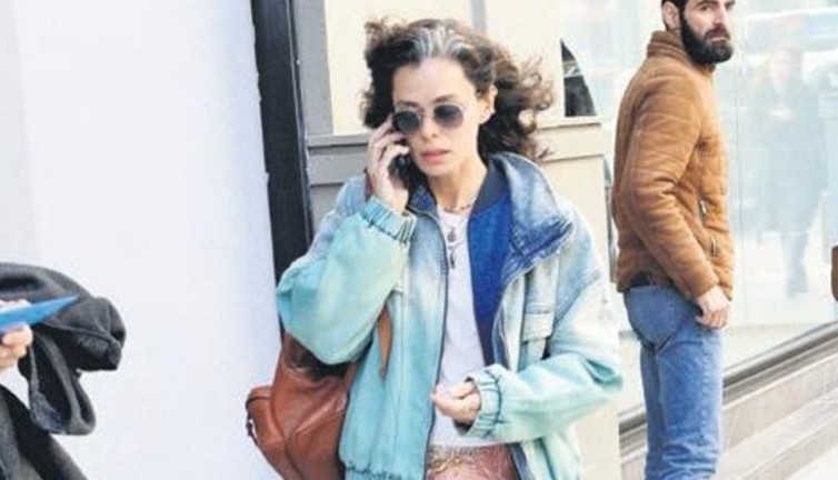Özge'nin telaşlı halleri. Elinden telefonu düşürmedi