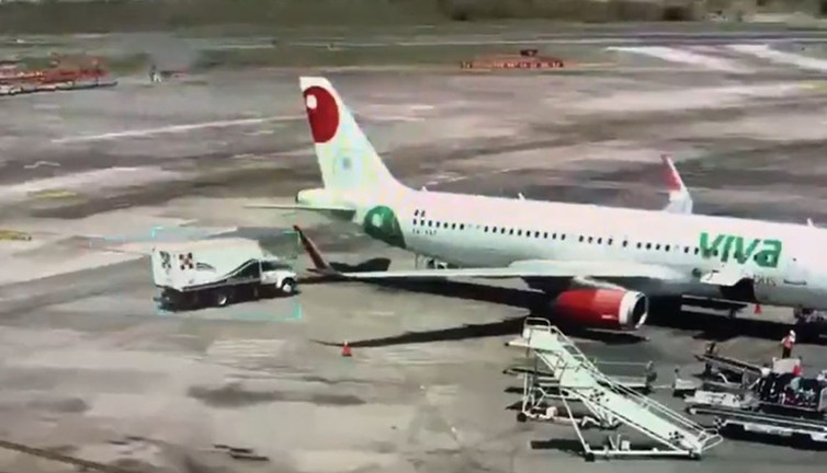 Kamyonla koskoca uçağa böyle çarptı