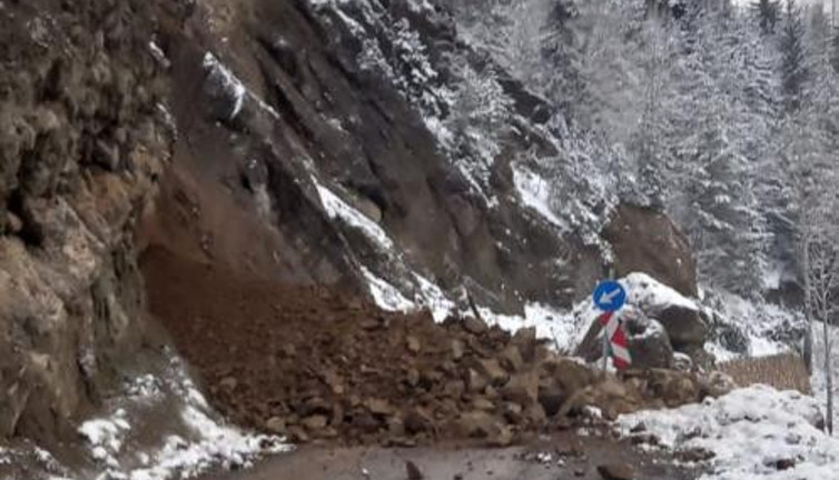 Heyelan anı araç kamerasına yansıdı