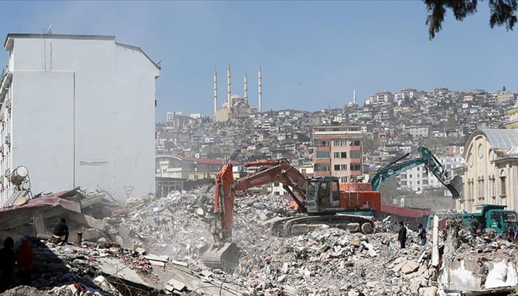 Kahramanmaraş'ta bina yıkım ve enkaz kaldırma çalışmaları 18 mahallede devam ediyor