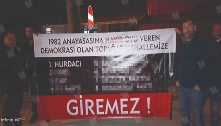 Köyün girişine öyle bir pankart astılar ki. Nefretin sembolü