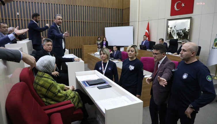 Tanju Özcan’a su şişesi fırlatmıştı. Özür dilemeyen AKP’li Meclis üyesi dışarı çıkartıldı