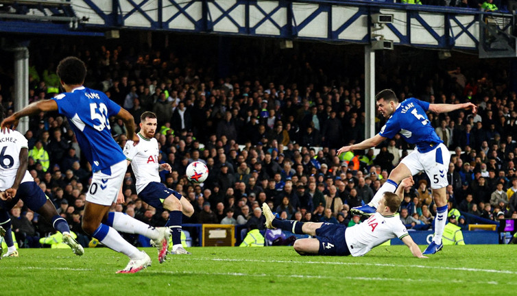 Everton son nefeste maça tutundu. Kırmızı kartlar havada uçuştu