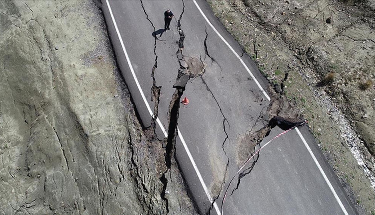 Bingöl’de heyelan! 3 noktada çökme yaşandı…