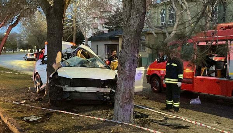 Refüjdeki ağaca çarpan otomobildeki anne öldü, 2 çocuğu ile eşi yaralandı