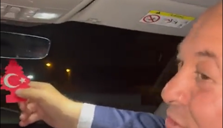 Cemal Enginyurt ‘eşkıya dünyaya hükümdar olmaz’ paylaşımı yaptı. Türk bayrağını eliyle tutarak ‘sana söz’ dedi