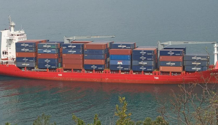 Karadeniz’de karaya oturan gemi için çalışmalar sürüyor