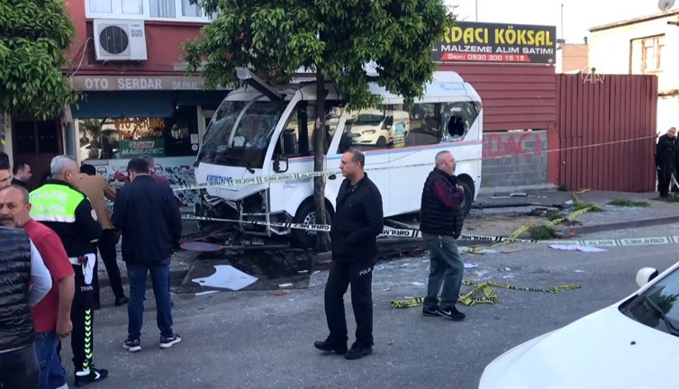 Dolmuş durağa daldı: 1 kişi öldü 7 kişi yaralandı