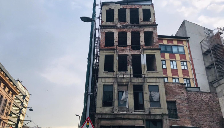 Beyoğlu’nda çöken binayla ilgili İBB’den açıklama geldi