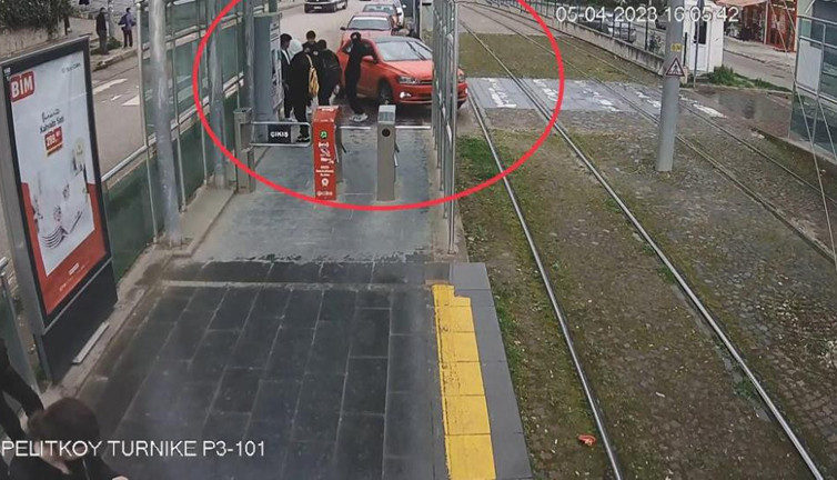 Kontrolden çıkan otomobil tramvay durağına daldı