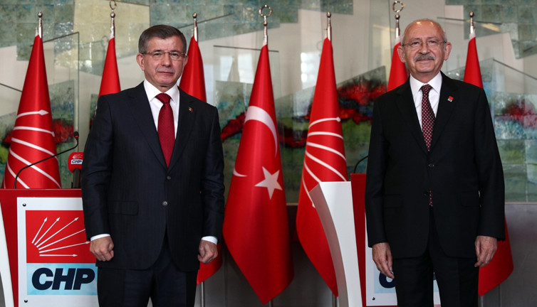 Davutoğlu Kılıçdaroğlu'nun kampanyasına 50 bin TL bağış yaptı