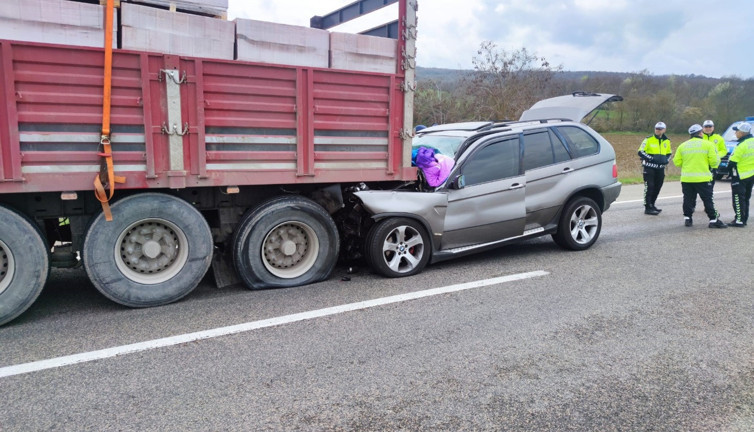 Yabancı plakalı araç tıra ok gibi saplandı: 1 yaralı