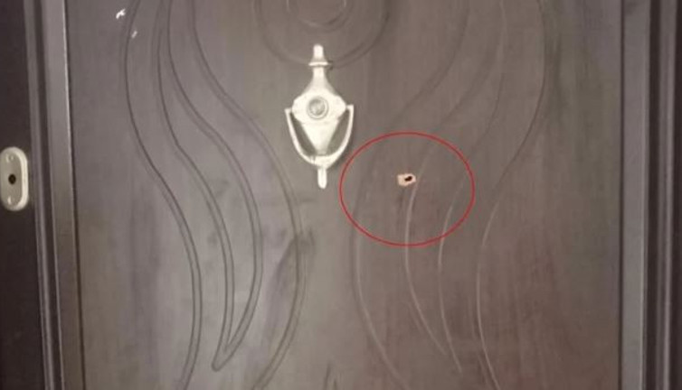 Tabancayla ateş etti, kapının arkasındaki komşusunu öldürdü