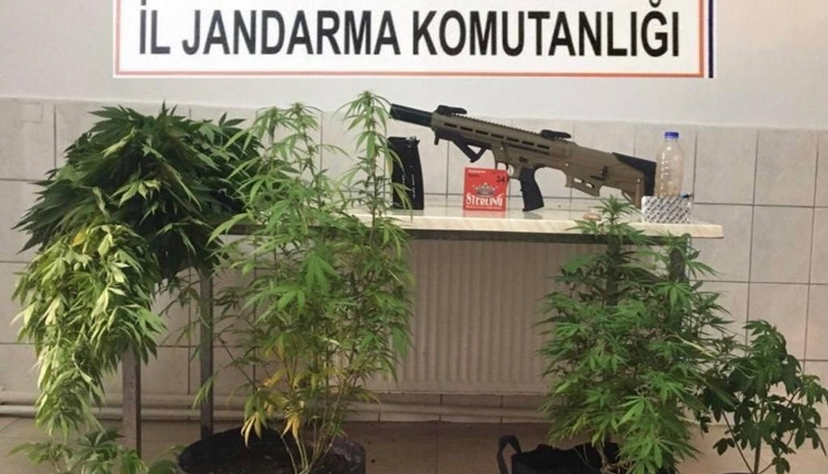 Adana'da uyuşturucu operasyonunda 2 şüpheli yakalandı (07 Nisan 2023)