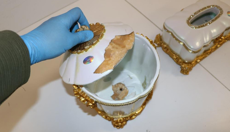 Süs eşyalarının altından bakın neler neler çıktı. İlk bakışta süs eşyası ama