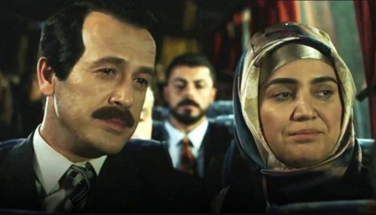 Emine Erdoğan'ı oynadı MHP'den adaylığı kaptı. Birinci sıradan aday gösterildi. Boş salona oynamıştı