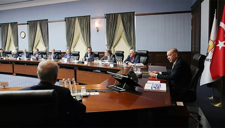 AKP’nin zirvesinde kavga. İki ağır top karşı karşıya geldi