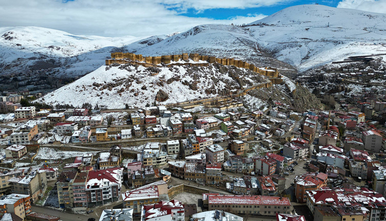 Bayburt Kalesi ilkbaharda karla kaplandı