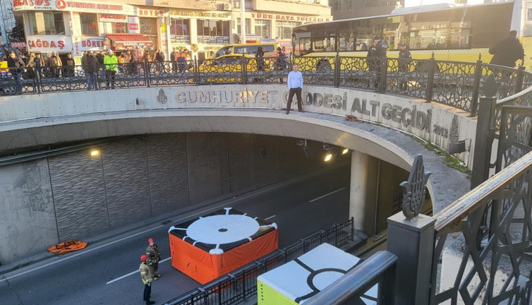 Eski polis savaşa hayır diyerek köprüden atlamak istedi