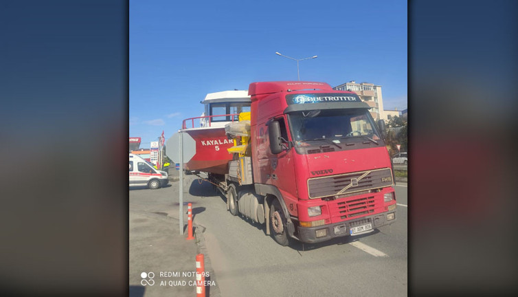 Trabzon’da tıra yüklenen teknenin üstüne çıkan vatandaş kafasını üst geçide çarparak hayatını kaybetti
