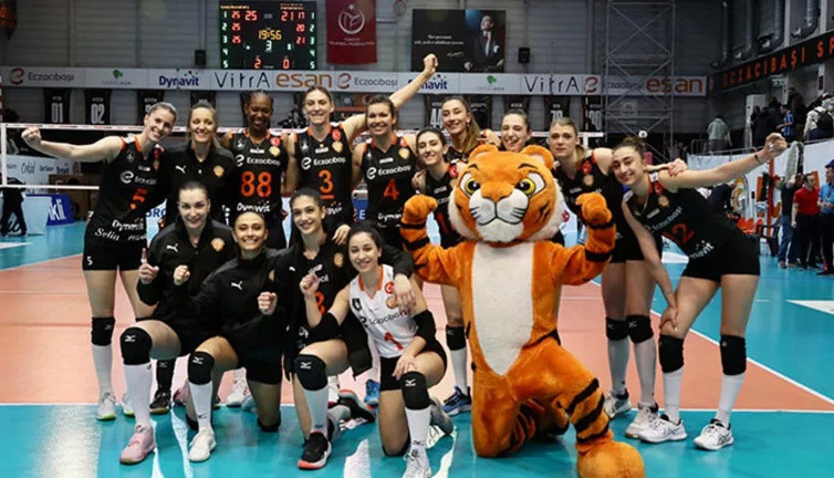 Eczacıbaşı Çukurova'ya set vermedi