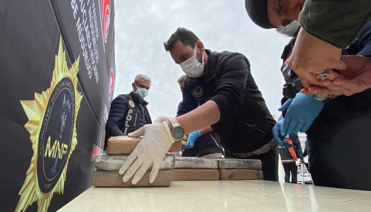 Yine mersin, yine liman, yine muz, yine kokain. Mersin Limanı'nda 97 kilo 500 gram kokain ele geçirildi