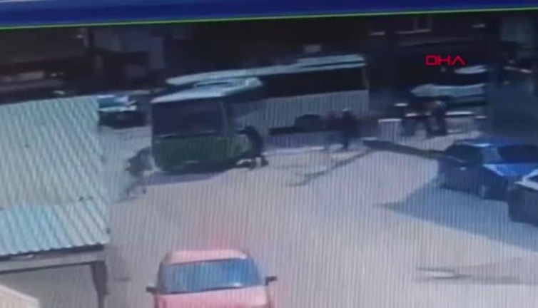 Halk otobüsünün anne ve oğluna yaya geçidinde çarptığı anlar kamerada