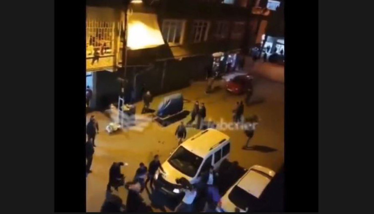 Kavga sokağı savaş alanına çevirdi. Yabancı iki grup mahalleyi karıştırdı