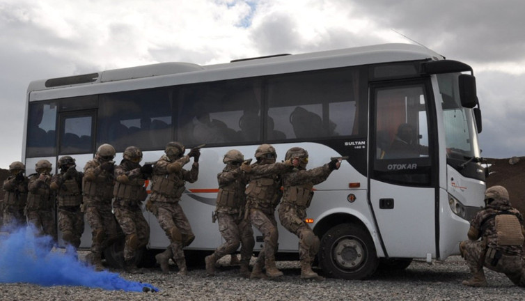 Özel harekat polisinden nefes kesen tatbikat