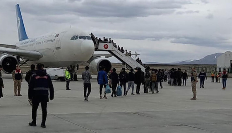 227 Afgan göçmen, uçakla ülkelerine gönderildi