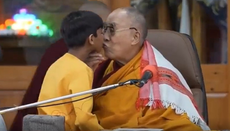 Çocuktan 'dilini emmesini' isteyen Dalai Lama özür diledi. İşte skandal görüntüler