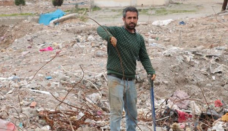 Depremde yıkılan bina demirleri geçim kapısı oldu