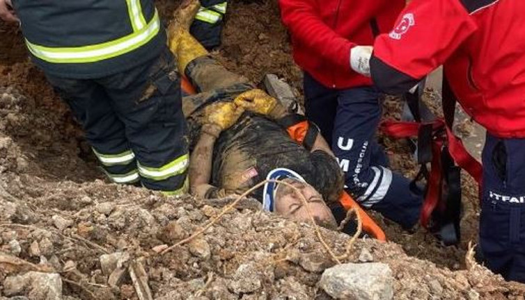 Kazma ve küreklerle zamana karşı yarış