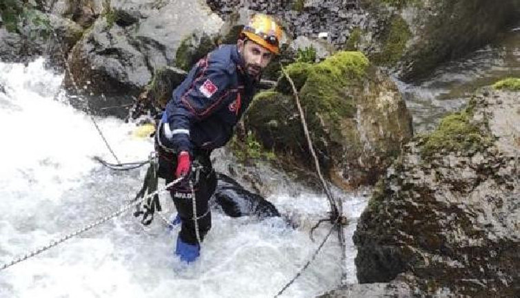 Dereye düşen kızını kurtarmak isterken ikisi de boğuldu