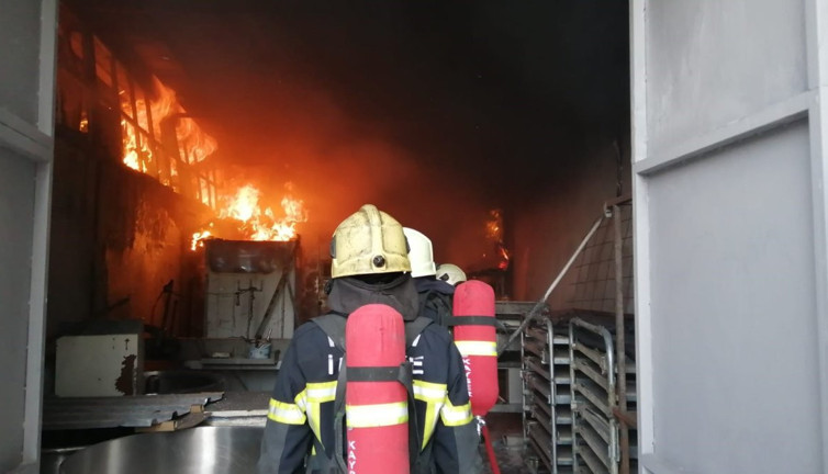 Mobilya fabrikası alev alev yandı