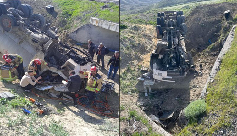 Yem yüklü kamyon menfeze devrildi: Şoför öldü
